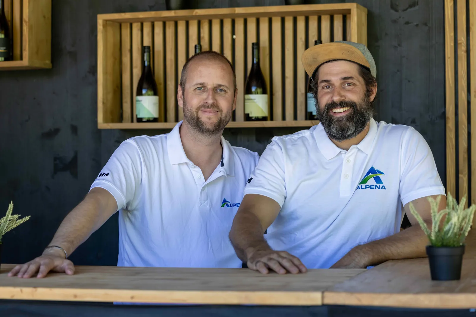 Philipp Bretscher und Yves Meier an der Location-Bar