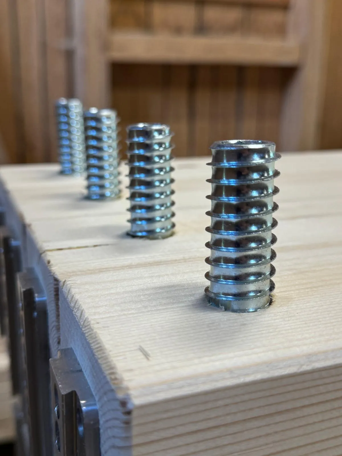 Detail einer Holzverbindung mit Einschraubmuffen