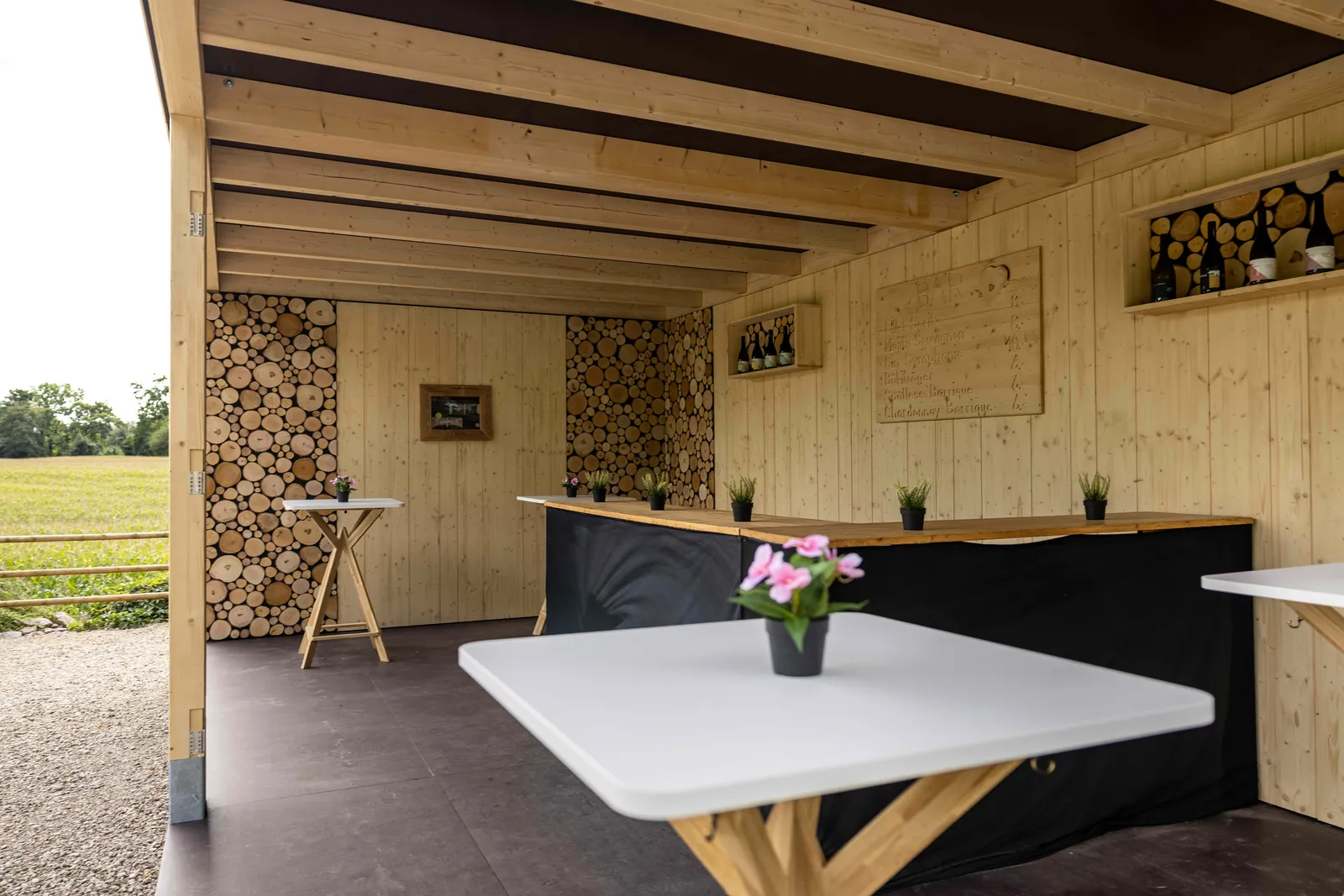 Modul Chalet · Bar mit Brennholzwänden